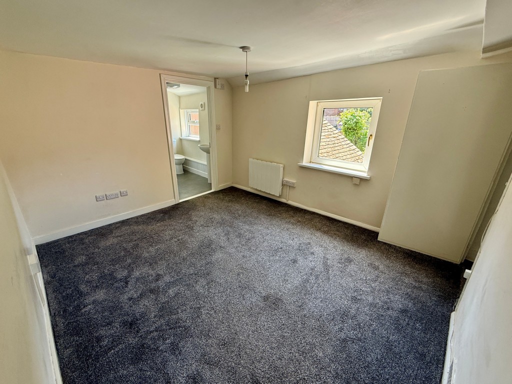 Lot: 33 - MIXED USE PROPERTY COMPRISING SHOP AND THREE-BEDROOM COTTAGE - Main bedroom